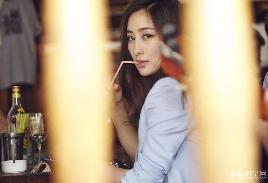 马苏漫步古巴惬意优雅西装写真干练优雅_图-5