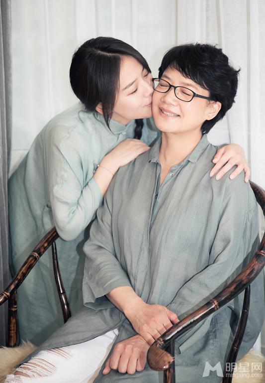 马思纯曝光母亲节写真携母亲出镜演绎爱的温暖_图-3