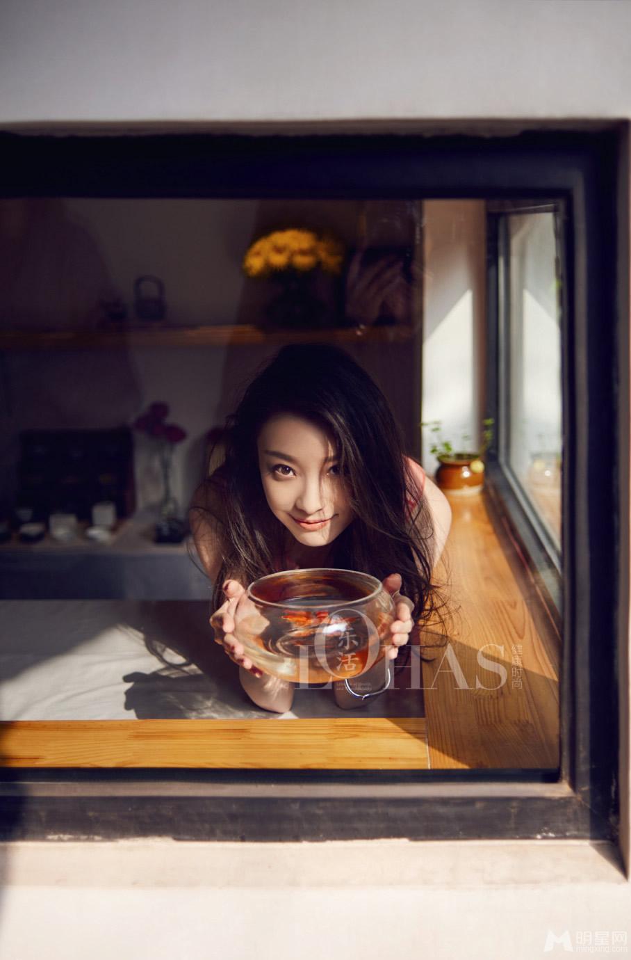 倪妮百变造型居家装扮俏丽写真_图-6