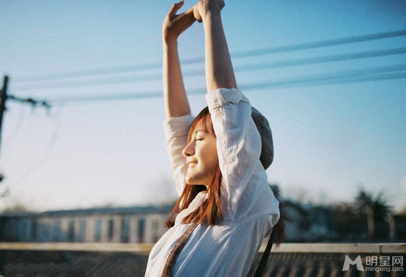 李依纯清纯素颜写真获封最美校花_图-2