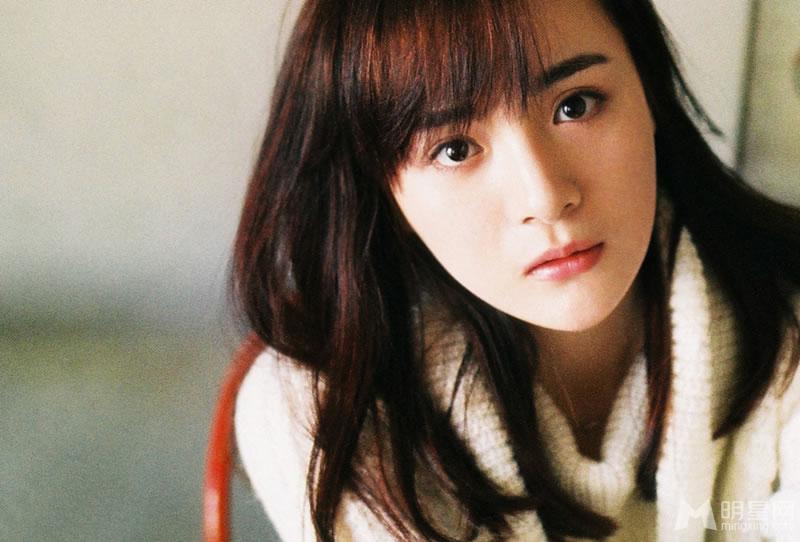 李依纯清纯素颜写真获封最美校花_图-1