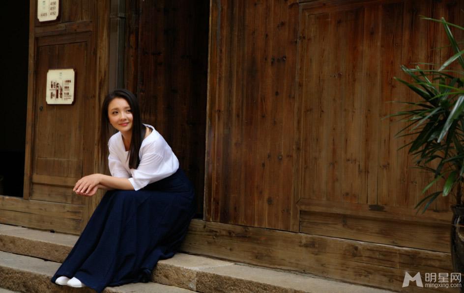 孙茜古镇拍真人秀《文学英雄》美丽恬静最美人妻写真_图-2
