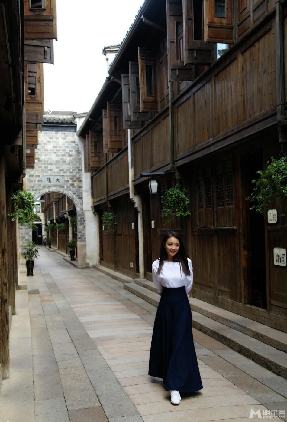 孙茜古镇拍真人秀《文学英雄》美丽恬静最美人妻写真_图-3