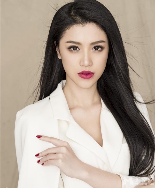 葛天雷人抗日神剧后首发写真胸前春光无限_图-1