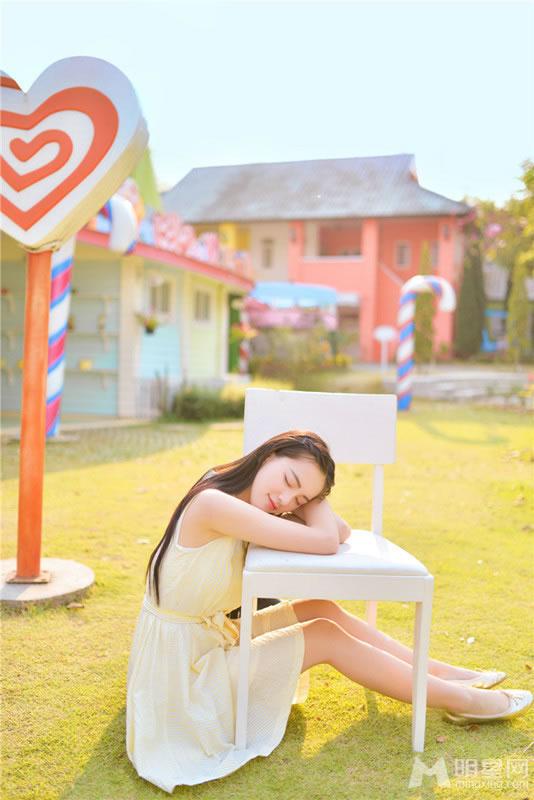 武大校花黄灿灿夏日糖果写真恬静清纯最青春_图-3