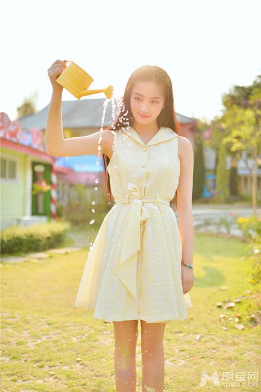 武大校花黄灿灿夏日糖果写真恬静清纯最青春_图-5