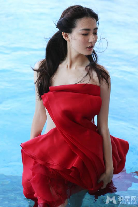 徐璐湿身写真大片红色长裙在海水里性感迷人_图-2