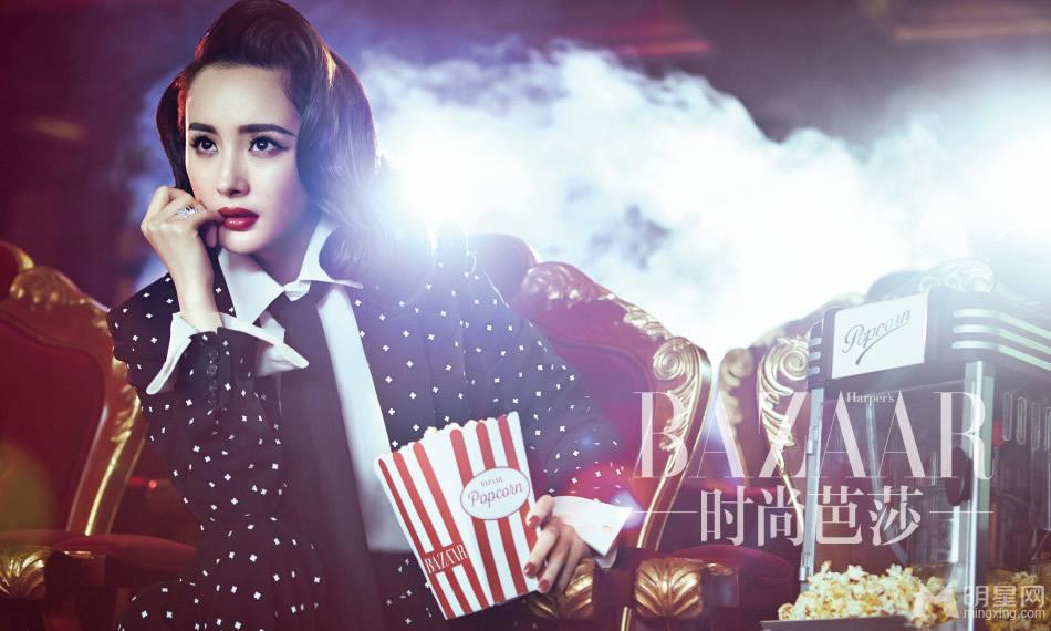 杨幂复古摩登造型曝光波浪卷发烈焰红唇扮演性感辣妈_图-1