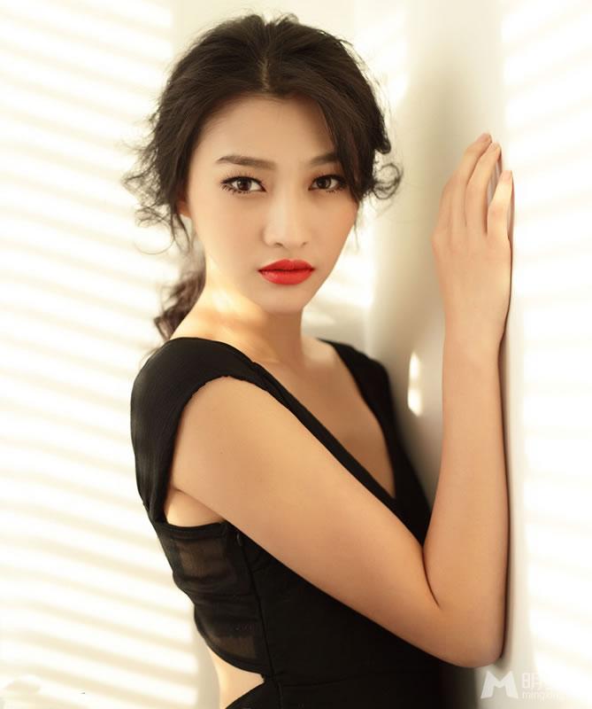 白柳汐黑裙妖艳写真性感红唇诱惑十足_图-1