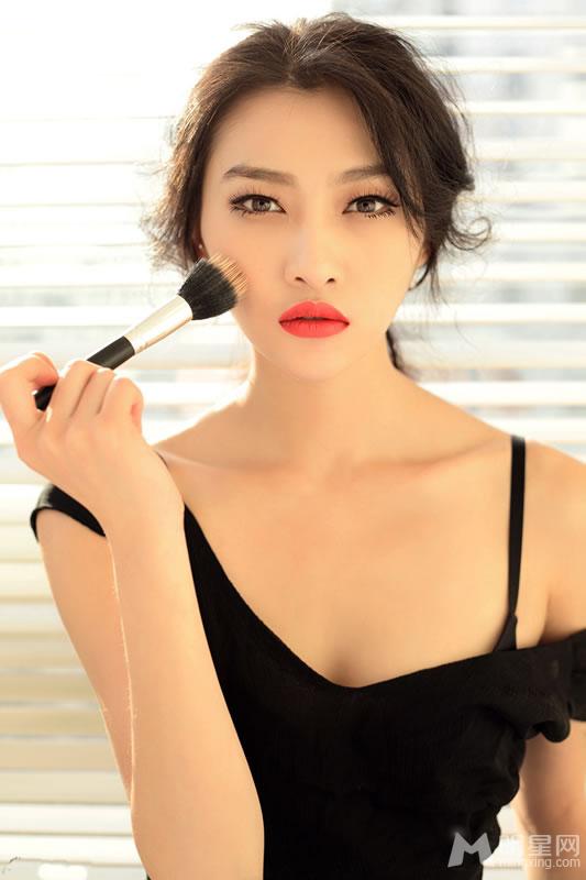 白柳汐黑裙妖艳写真性感红唇诱惑十足_图-8