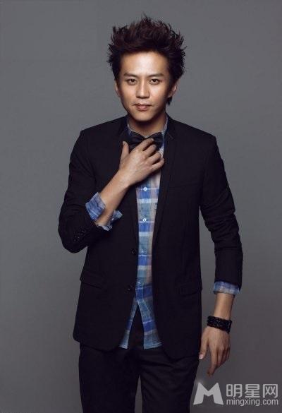 邓超早期黑白大片冷峻动感散发迷人气质_图-2