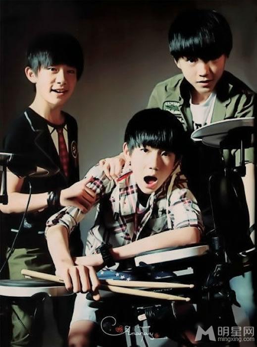 TFBOYS架子鼓旁帅气写真_图-1