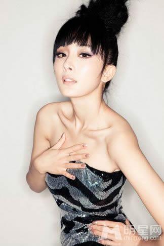 杨幂早期登电子杂志写真造型另类新奇_图-5
