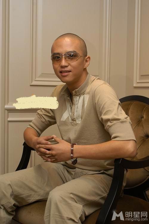 邓超早期光头写真型男百变_图-1