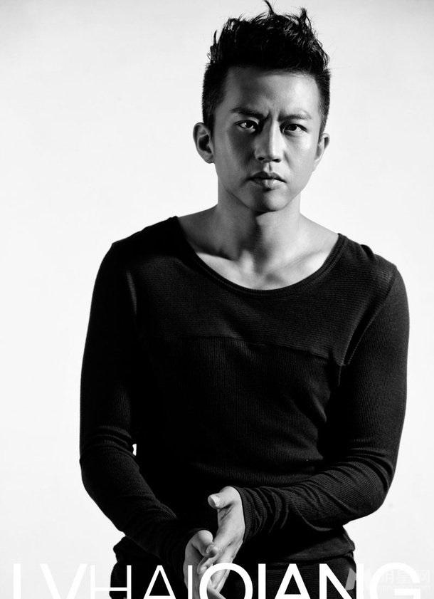 内地当红男演员邓超黑白运动写真帅气十足_图-1
