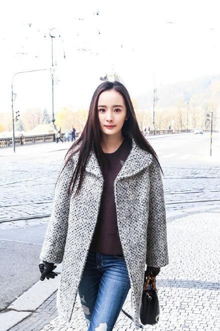 杨幂最新街头写真辣妈潮搭引人注目_图-2