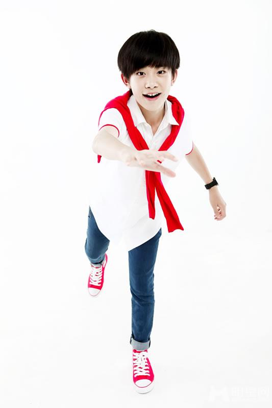 TFBOYS易烊千玺帅气写真笑容灿烂而温暖_图-7