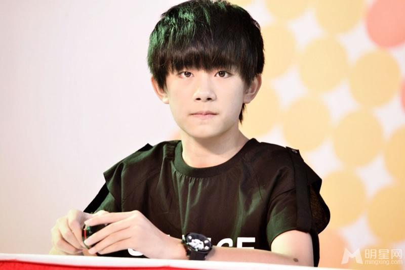 TFBOYS易烊千玺帅气写真笑容灿烂而温暖_图-2