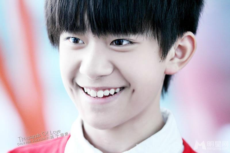 TFBOYS易烊千玺帅气写真笑容灿烂而温暖_图-24