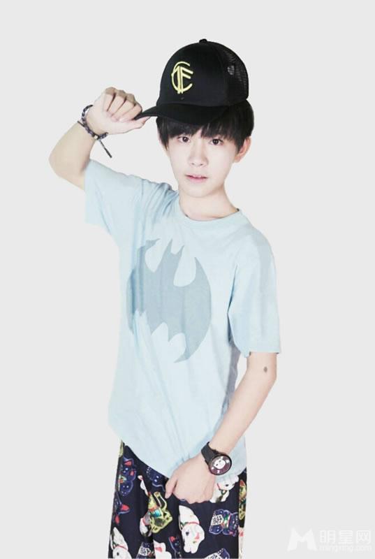 TFBOYS易烊千玺帅气写真笑容灿烂而温暖_图-9