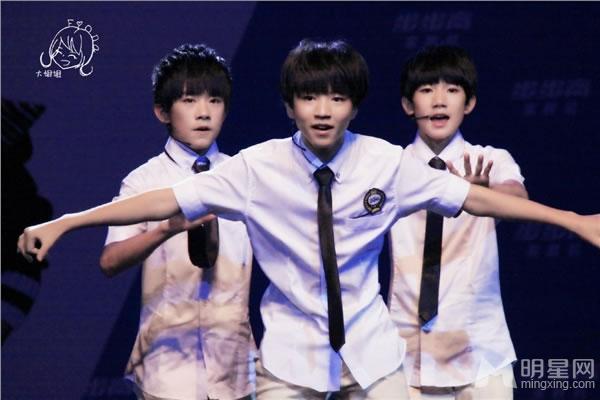 TFBOYS三人集体装合照阳光活泼天真可爱_图-1