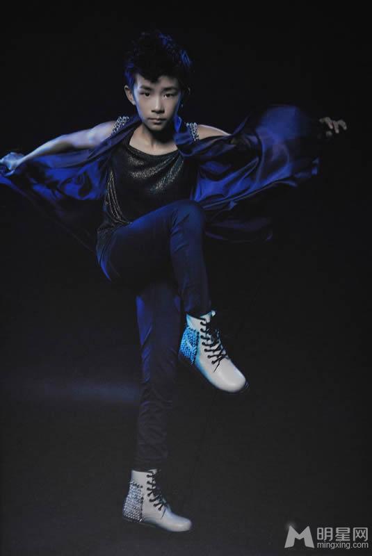 TFBOYS《HEART梦出发》黑色背景深蓝色装版_图-1
