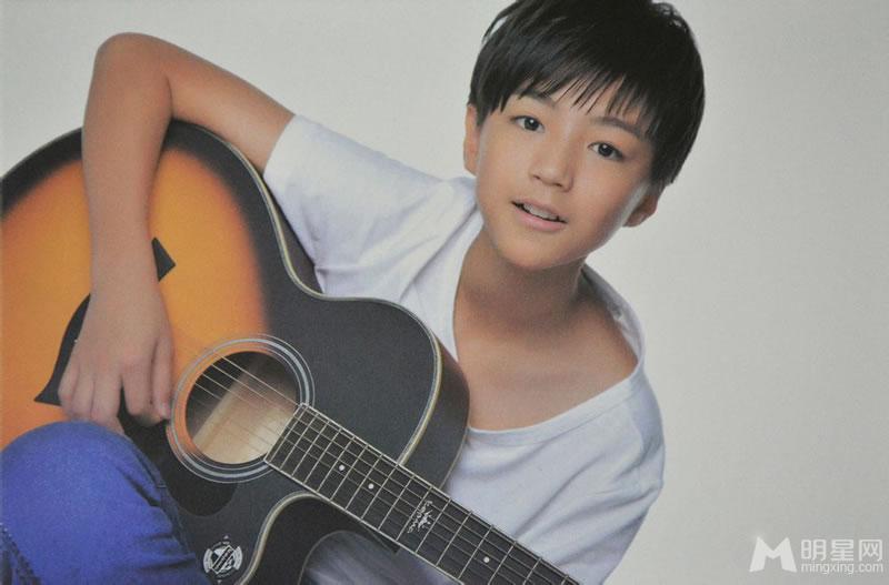 TFBOYS《HEART梦出发》白色背景白色短衫版_图-5