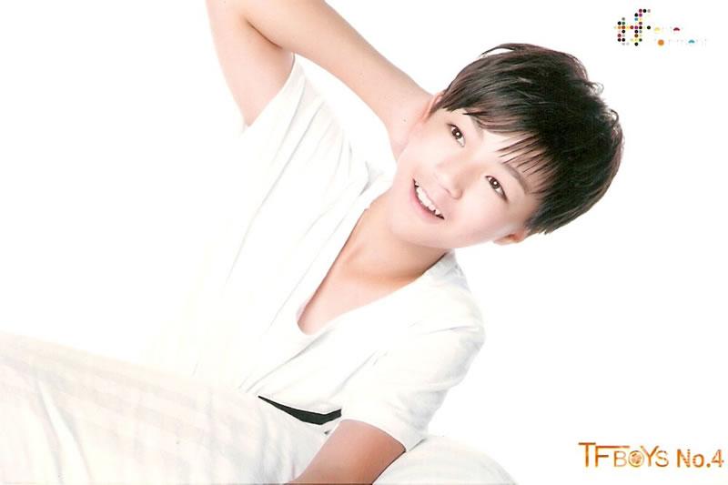 TFBOYS《HEART梦出发》白色背景白色短衫版_图-2