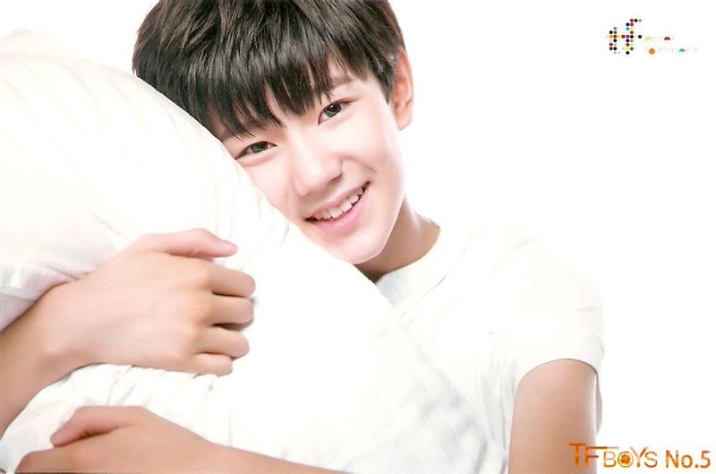 TFBOYS《HEART梦出发》白色背景白色短衫版_图-4