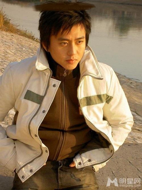 戏疯子邓超早期风衣造型写真_图-3