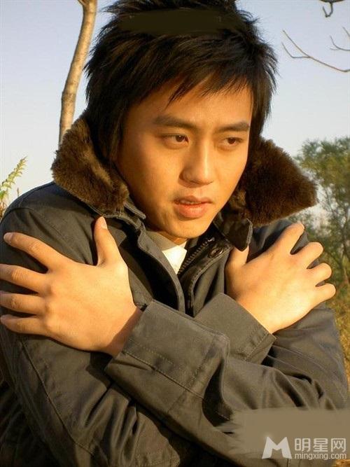 戏疯子邓超早期风衣造型写真_图-2