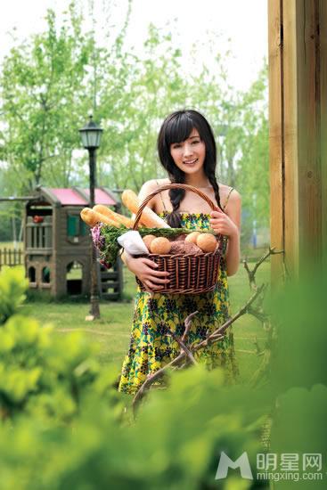 杨幂《游园惊梦》古堡写真尽展田园风_图-4