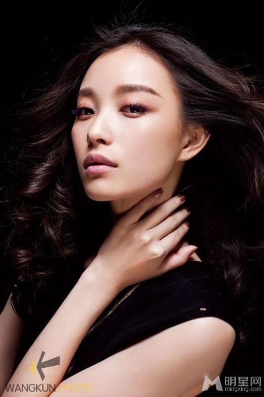 倪妮登北京青年周刊完美演绎知性成熟都市女性_图-4