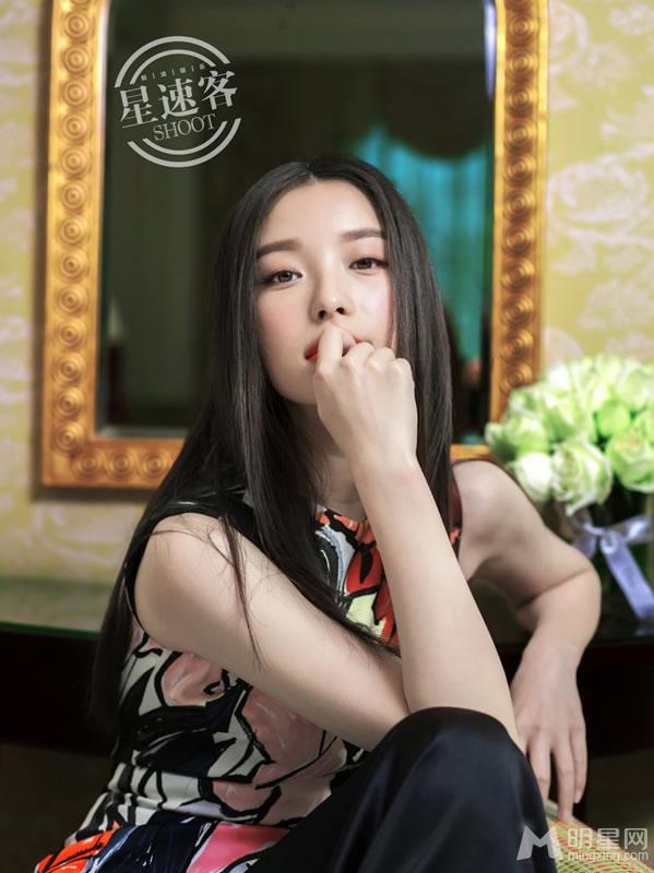 倪妮登星速客杂志浪漫印花凸显妖艳妩媚_图-3