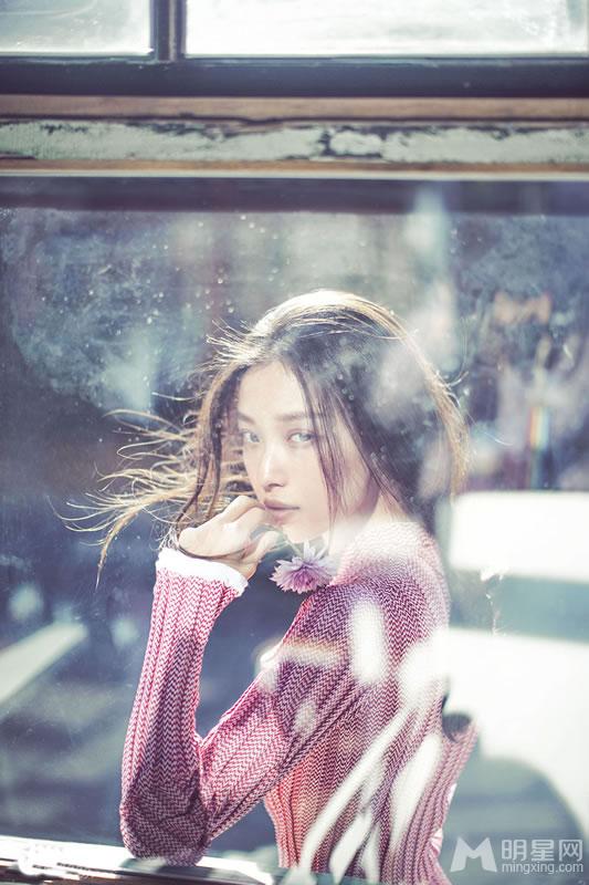 倪妮登红秀杂志瞬间变成邻家小清新妹妹_图-1