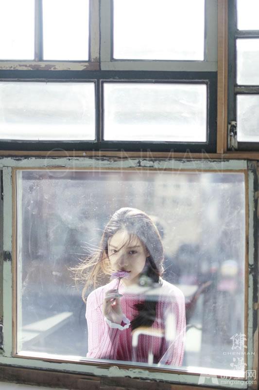 倪妮登红秀杂志瞬间变成邻家小清新妹妹_图-5