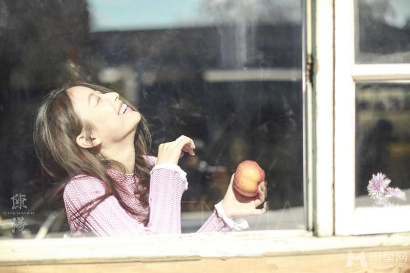 倪妮登红秀杂志瞬间变成邻家小清新妹妹_图-2