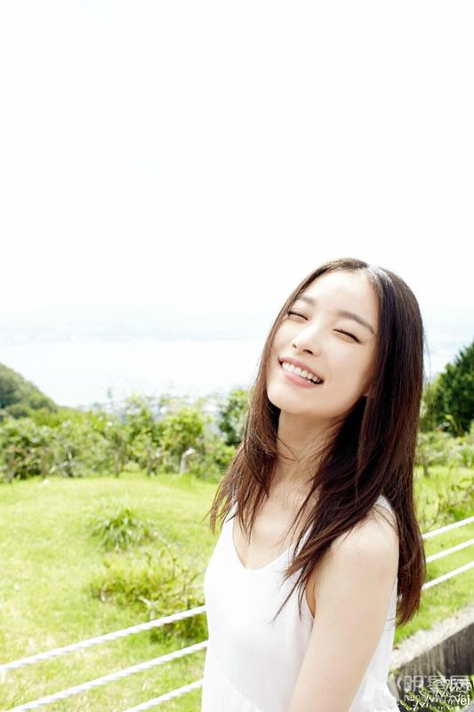 倪妮登昕薇杂志封面既俏皮可爱又狂野性感_图-20