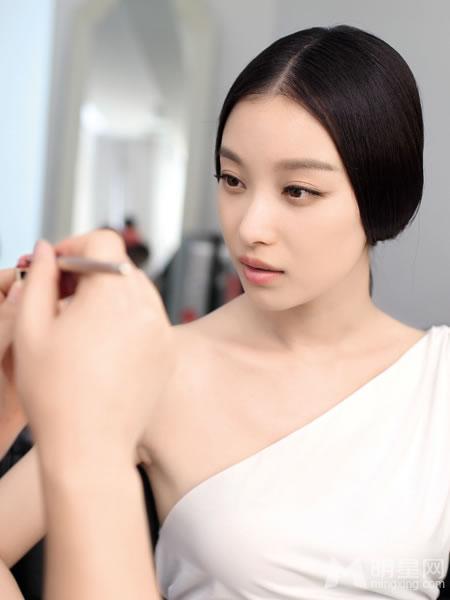 倪妮登《健康与美容》杂志神情呆萌招人喜爱_图-3
