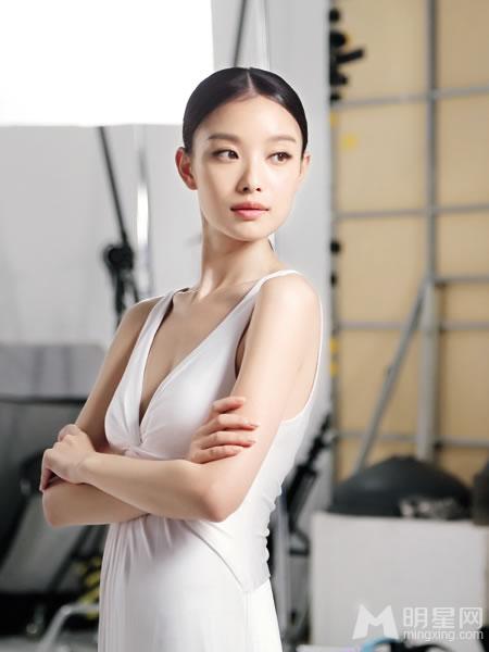 倪妮登《健康与美容》杂志神情呆萌招人喜爱_图-5