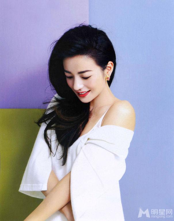 赵薇《ELLE》杂志开年封面热情开襟裙露美腿_图-2