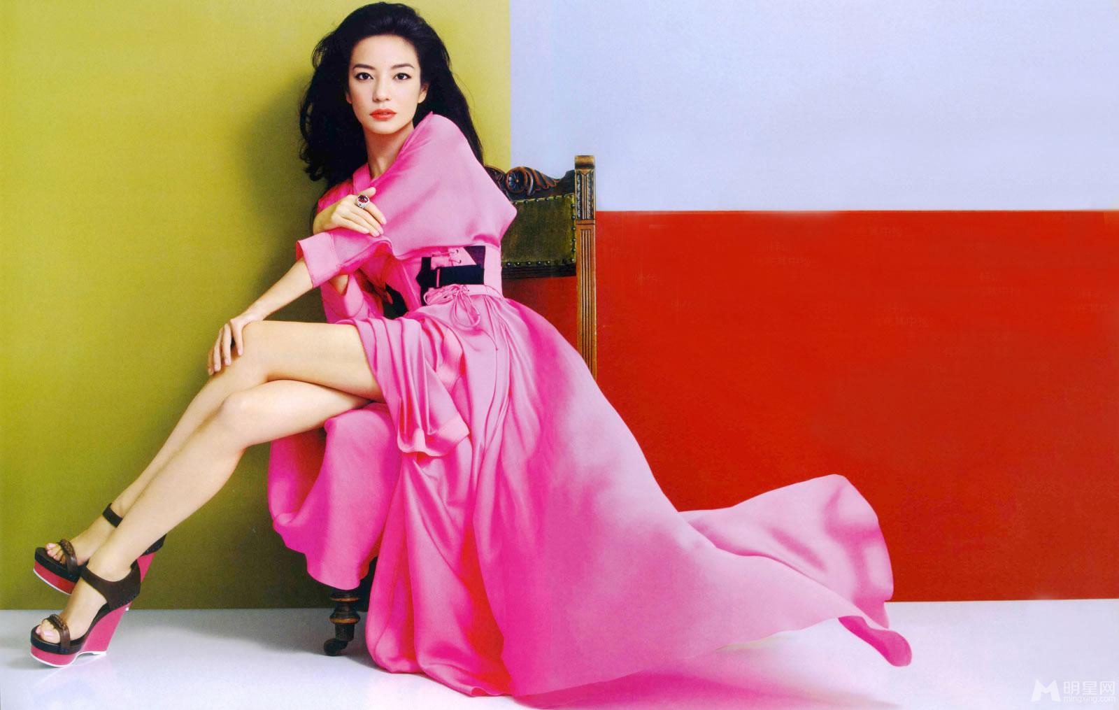 赵薇《ELLE》杂志开年封面热情开襟裙露美腿_图-5