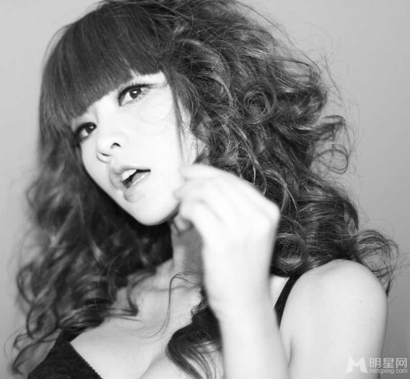 柳岩性感黑白写真大片复古迷离_图-1