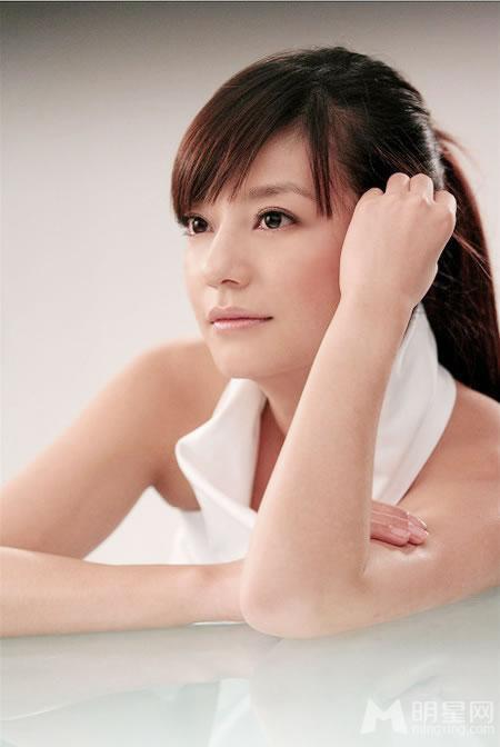 赵薇知性女人简约美纯白出镜显恬静_图-2