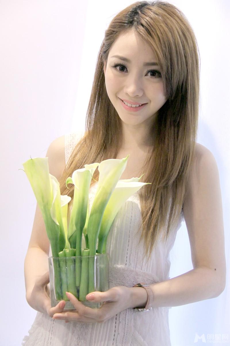 乳神柳岩罕见清纯写真化身优雅美女_图-6