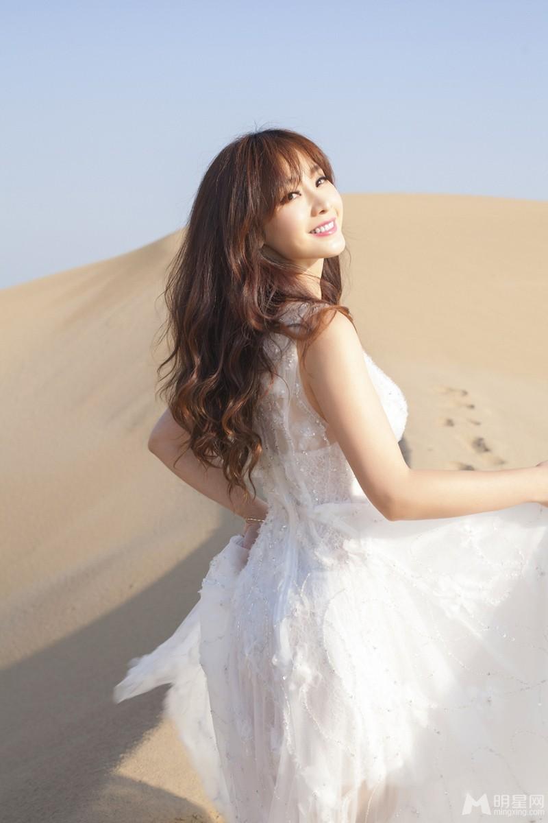 柳岩户外性感写真沙漠与骆驼_图-12