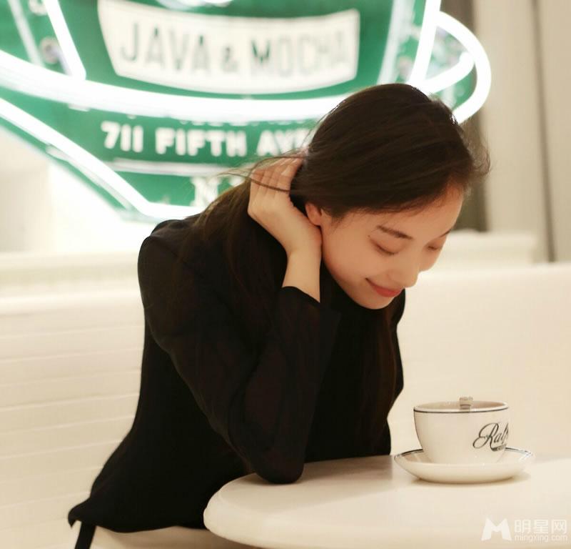 倪妮一组纽约墨镜街拍俏皮可爱享受悠闲时光_图-11