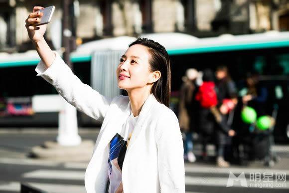 张钧甯风格示范完美演绎气质小清新与鲜花融合_图-11