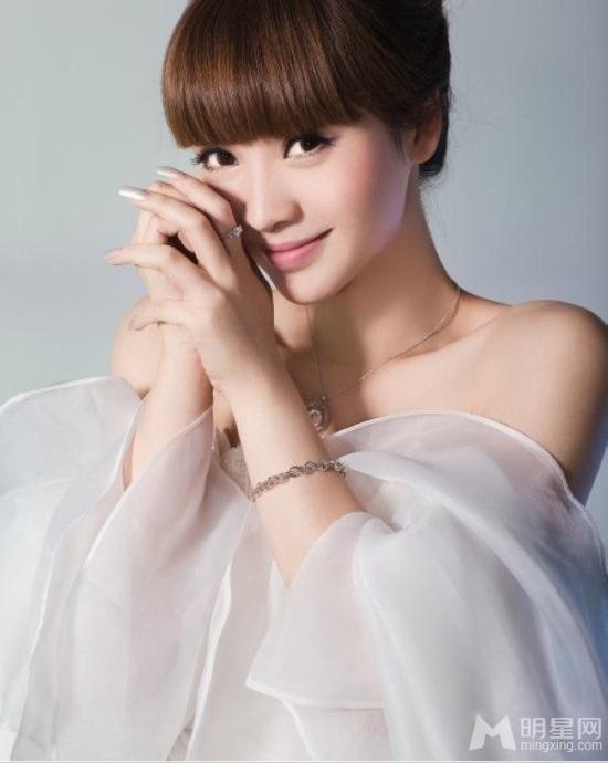 柳岩披婚纱清新上《今日新娘》杂志封面_图-5