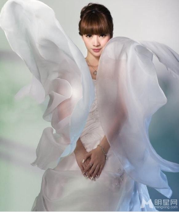 柳岩披婚纱清新上《今日新娘》杂志封面_图-3